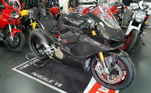 The Ducati Panigale V4 with carbon fibre bodywork has been spotted in the UK, and it looks like a one-off custom job.
