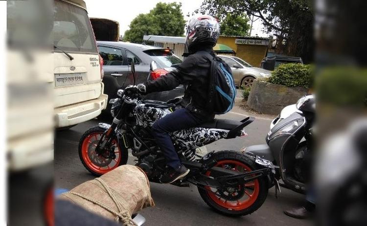 A camouflaged test mule of the upcoming Husqvarna Svartpilen 401 was recently spotted testing in India, and for the first time around the bike has been spied with alloy wheels. In fact, the bike appears to be running on the same 17-inch KTM orange alloys that currently do duty on the 390 Duke.