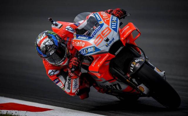 Following up his first win on a Ducati, Jorge Lorenzo secured the pole position for the 2018 MotoGP Valencia Grand Prix starting tomorrow. The Spaniard beat Honda's Marc Marquez to take the pole in qualifying earlier today with a lead of just 0.066s in the Q2. Starting third will be Andrea Dovizioso on the second Ducati, who completed the lap 0.243s behind the pole-sitter.