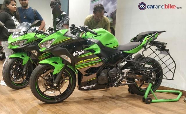 India Kawasaki Motor delivered its first unit of the Ninja 400 motorcycle to a customer in Mumbai. The all-new Kawasaki Ninja 400 was introduced in India earlier this year for a price tag of Rs. 4.69 lakh (ex-showroom), and is sold alongside the Ninja 300, the model it replaces globally. The Ninja 400 is a massive upgrade over its predecessor, taking inspiration from the supercharged Kawasaki Ninja H2, while boasting of a bigger engine, and more power and more features.