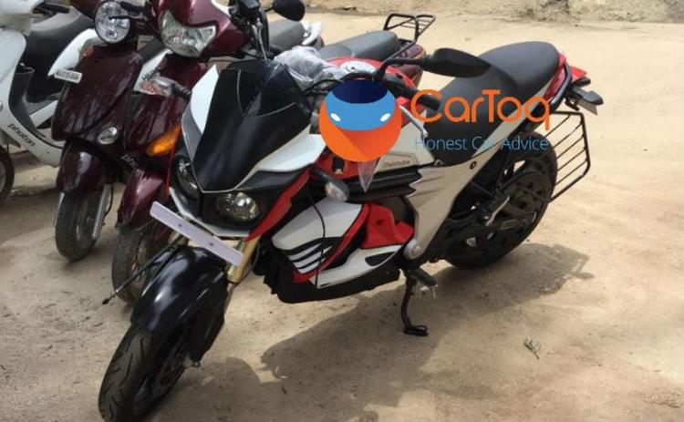 An electric prototype of the Mahindra Mojo was recently spotted testing in Bengaluru. The electric bike was spotted testing near the Bosch factory in the city, hinting towards a possible variant coming up in the future. Speculations also suggest that the Mojo Electric could have been built by a component manufacturer with the bike used as a base to test its technology. While little is known about the Mojo electric version, the model just might be Mahindra 2Wheelers revival for the touring motorcycle that went on sale in 2015. The image surfaced a few notable details on the Mahindra Mojo electric prototype that certainly has our interests piqued.