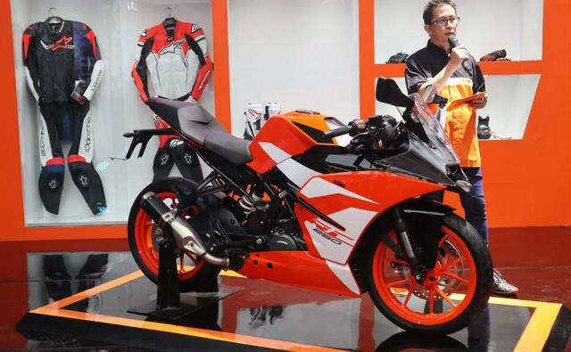 KTM Indonesia has showcased the new RC250 SE (Special Edition) version in the country at the 2018 Jakarta Fair. Branded as the KTM RC250 SE, the special edition motorcycle is identical to the standard model in most aspects, except the fact that it gets a side-mounted exhaust instead of an underbelly unit. KTM says the new muffler makes for a racier exhaust note that works well for the bike's appeal.