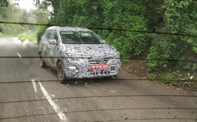 रेनॉ की बड़े आकार की कार तमिलनाडु में टेस्टिंग के वक्त दिखी है जहां रेनॉ निसान अलायंस का प्लांट है. टैप कर जानें क्विड से कितनी मिलती-जुलती है MPV?