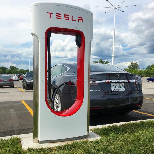 The California based carmaker in a tweet has confirmed reintroducing the unlimited free charging scheme on the Model S and Model X. At present, Tesla owners in the US need to pay $ 0.28 (28 cents) per kWh or $ 0.13 (13 cents) to $ 0.26 (26 cents) per minute for using a supercharger. This means a full charge on a Tesla Model S through a supercharger would cost $ 19.5 which is over Rs. 1300 in Indian currency. The free charging service is available to Model S and Model X owners only and Model 3 owners will need to pay for the service.