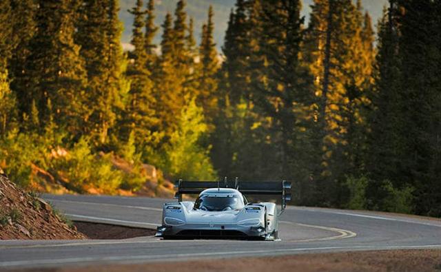 With Romain Dumas behind the wheel of the I.D. R Pikes Peak all-electric sports car was the fastest of all the competitors during the qualifying session by setting a time of 3:16.083 minutes.