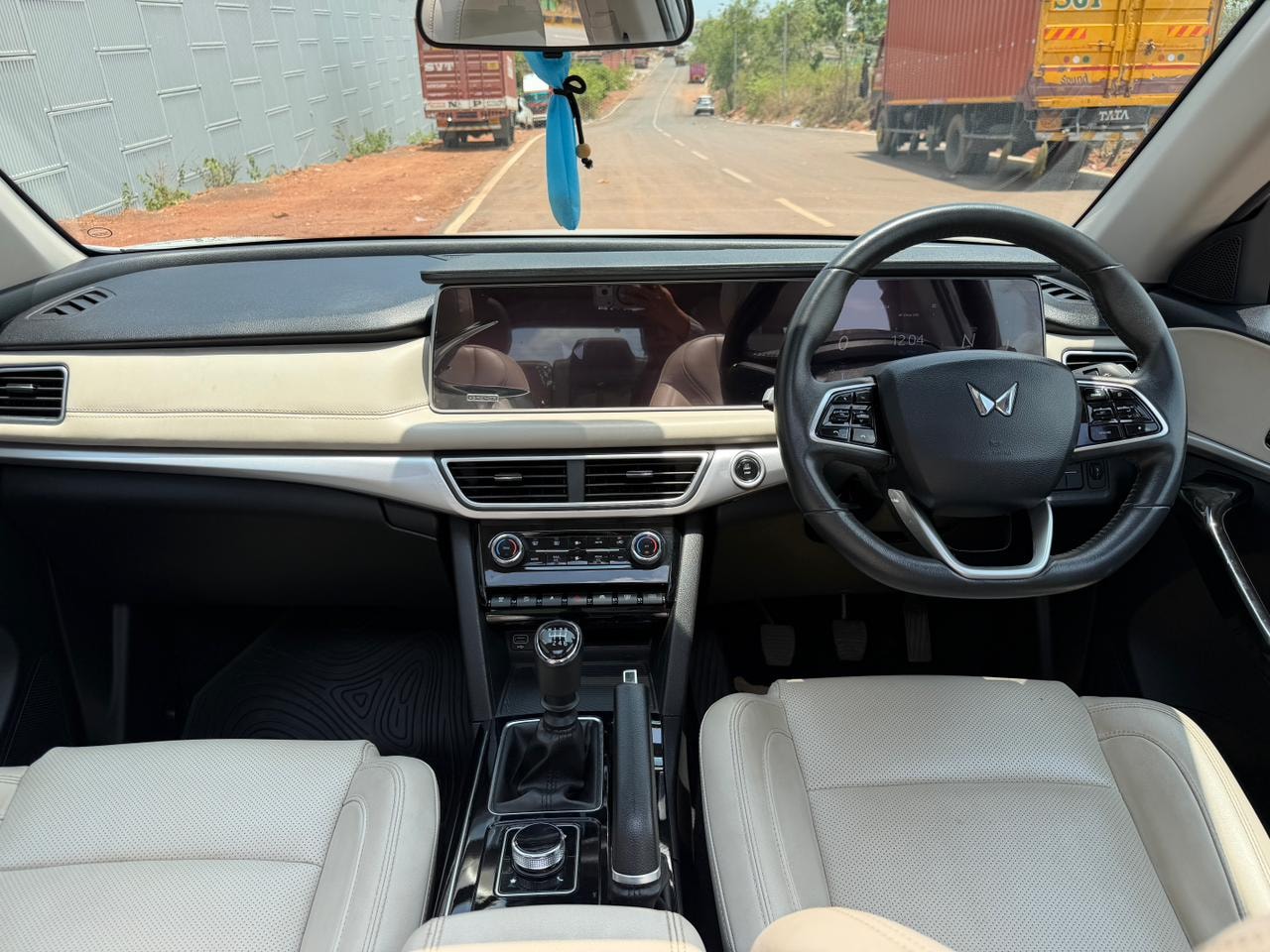 Used 2022 Mahindra XUV700 Used 2022 Mahindra XUV700
