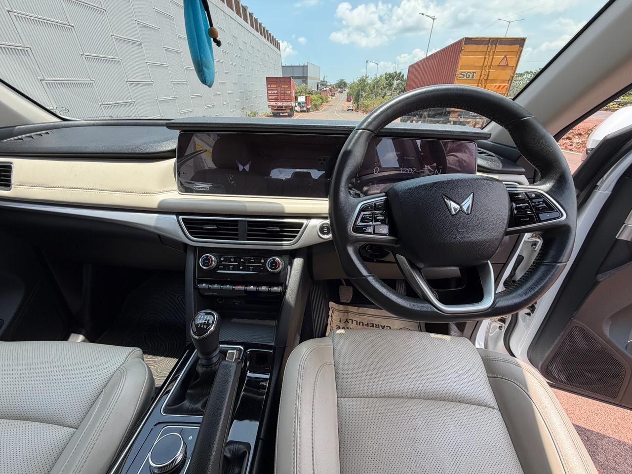 Used 2022 Mahindra XUV700 Used 2022 Mahindra XUV700