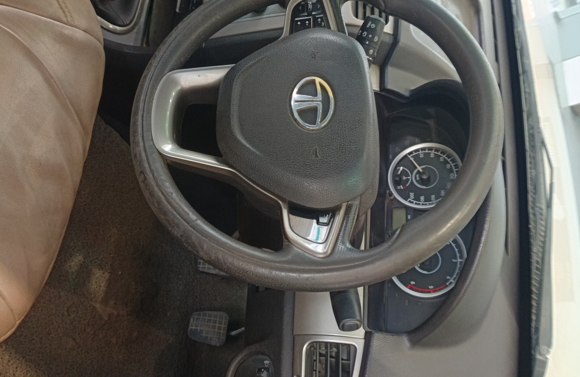 View 2016 Tata Safari Storme VX 4x2 Varicor 400 Image 12 Used 2016 Tata Safari Storme VX 4x2 Varicor 400 Image 12