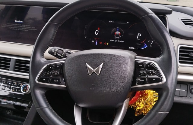 View Mahindra XUV700 Image 14 Used Mahindra XUV700 Image 14