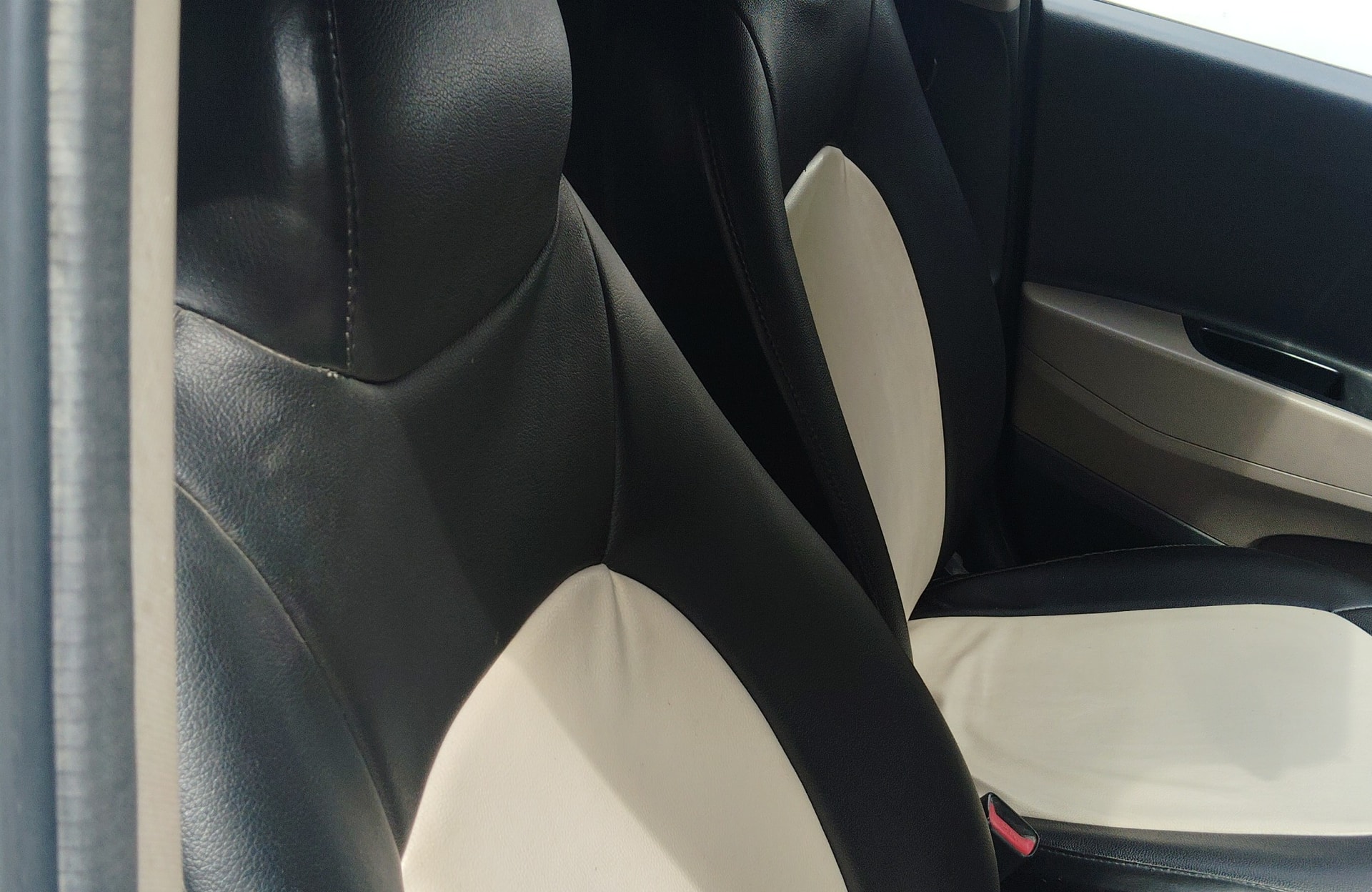 View 2014 Hyundai i10 1.2 Sportz MT Image 13 Used 2014 Hyundai i10 1.2 Sportz MT Image 13