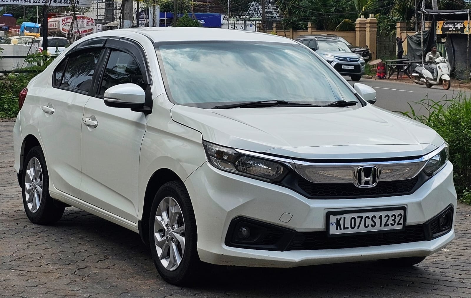 View 2019 Honda Amaze 1.5 V AT i-DTEC Image 12 Used 2019 Honda Amaze 1.5 V AT i-DTEC Image 12