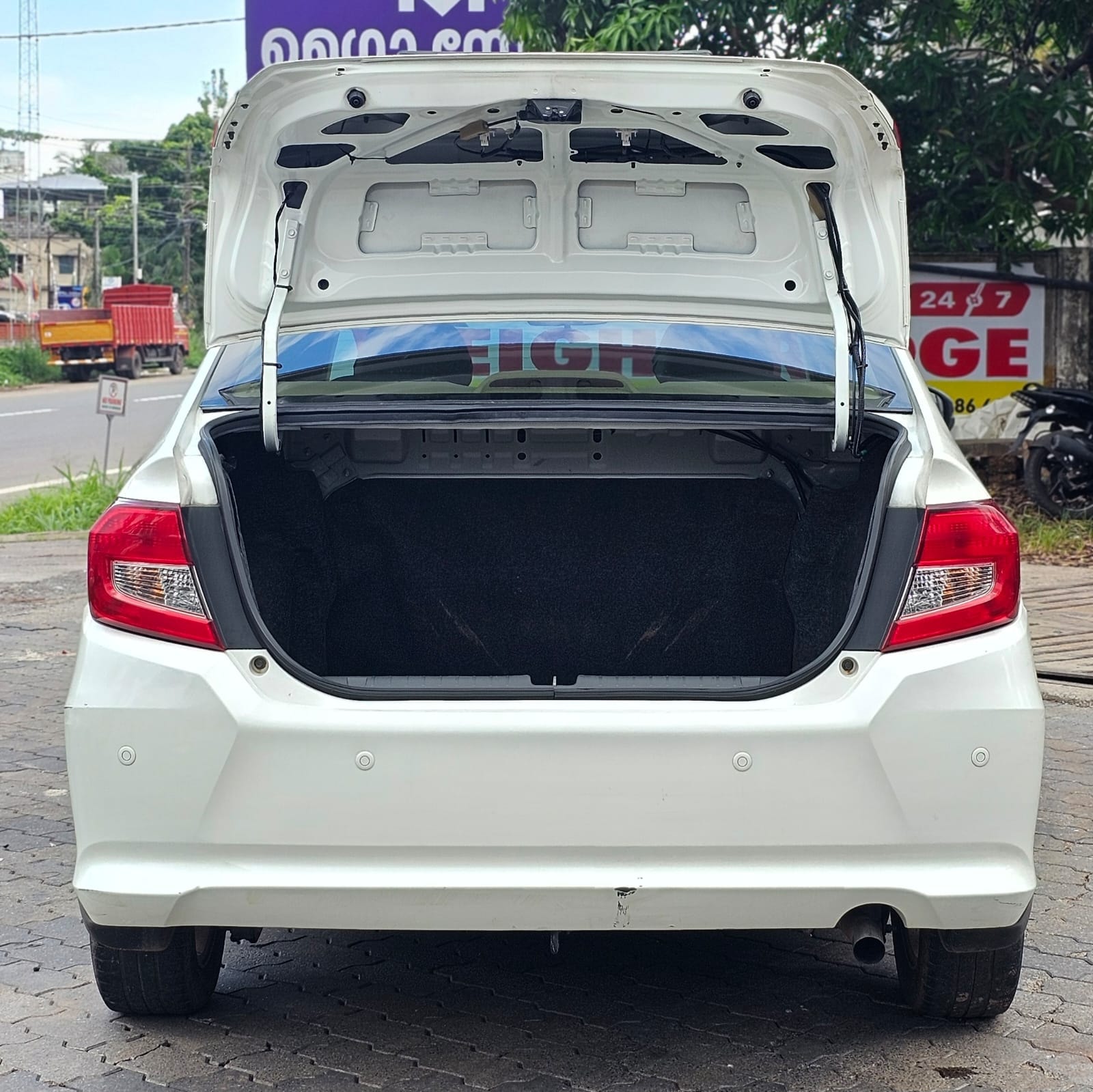 View 2019 Honda Amaze 1.5 V AT i-DTEC Image 17 Used 2019 Honda Amaze 1.5 V AT i-DTEC Image 17