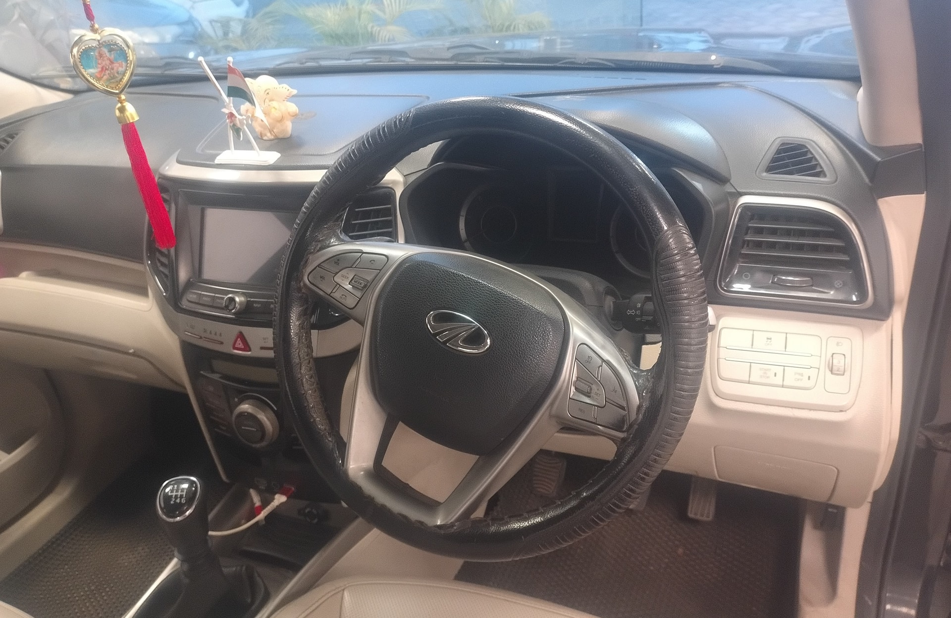 View 2019 Mahindra XUV300 W8 (O) Diesel BS IV Image 11 Used 2019 Mahindra XUV300 W8 (O) Diesel BS IV Image 11
