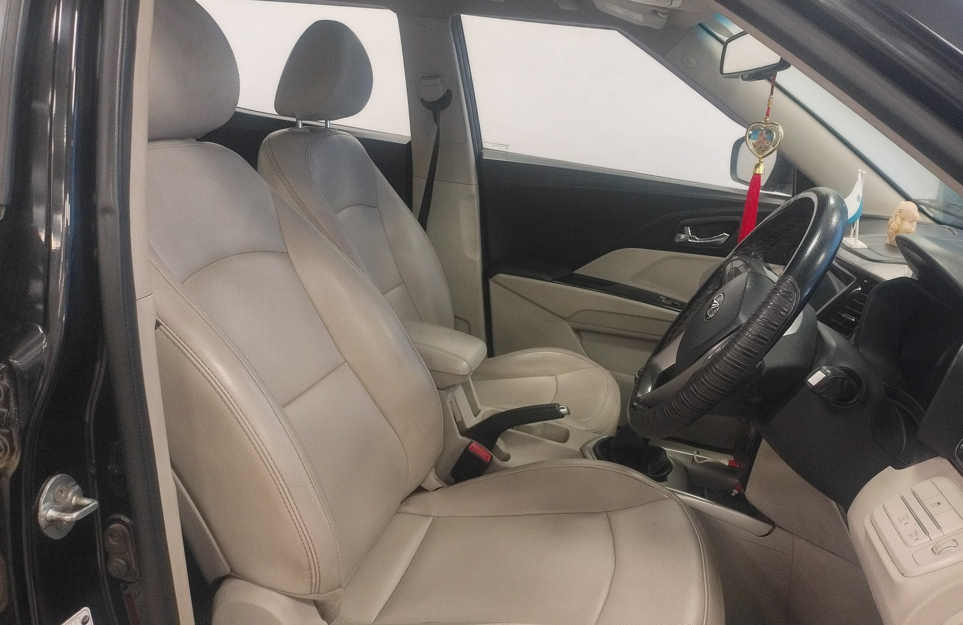 View 2019 Mahindra XUV300 W8 (O) Diesel BS IV Image 13 Used 2019 Mahindra XUV300 W8 (O) Diesel BS IV Image 13