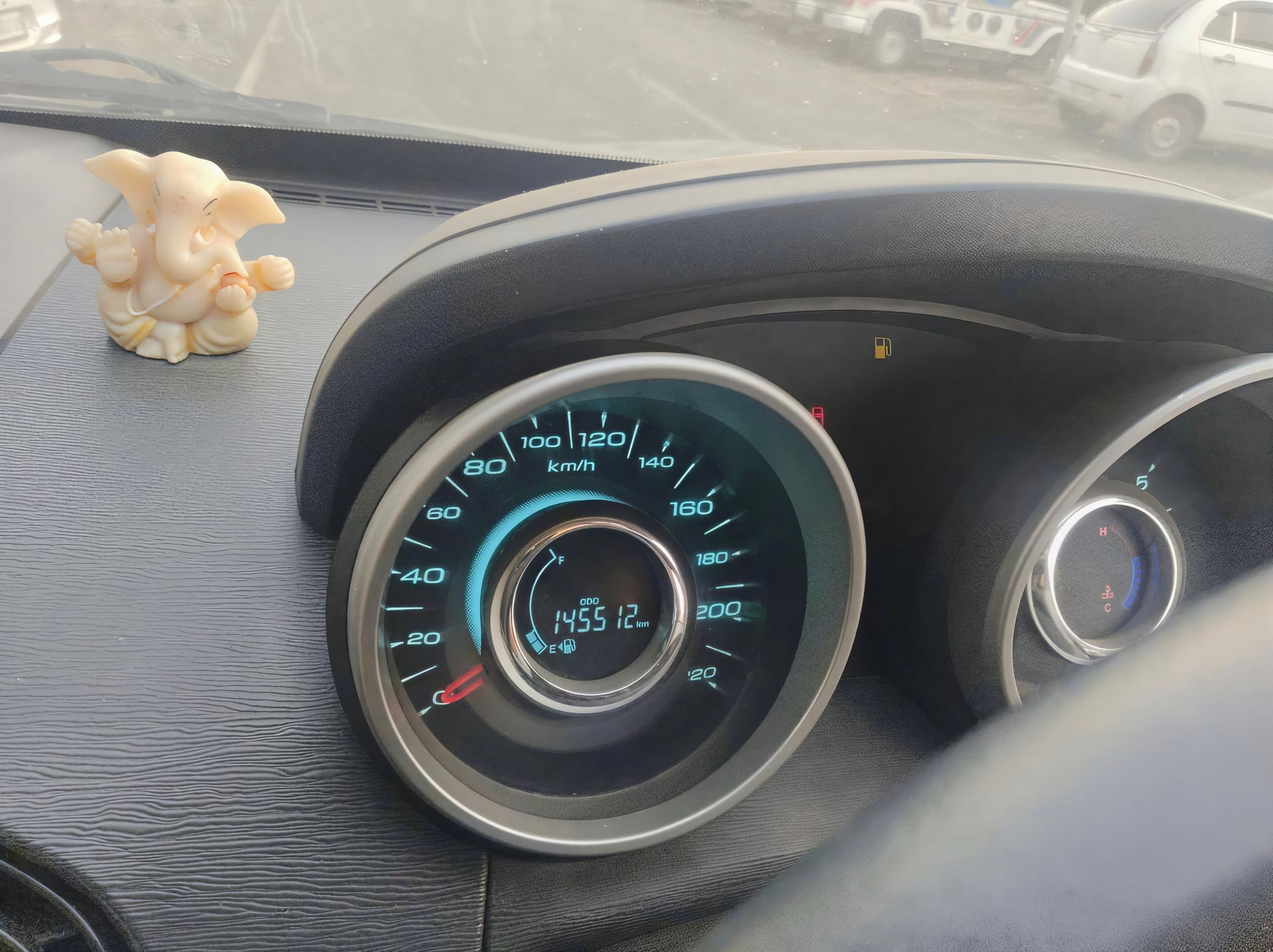 View 2015 Mahindra XUV500 W10 FWD Image 6 Used 2015 Mahindra XUV500 W10 FWD Image 6