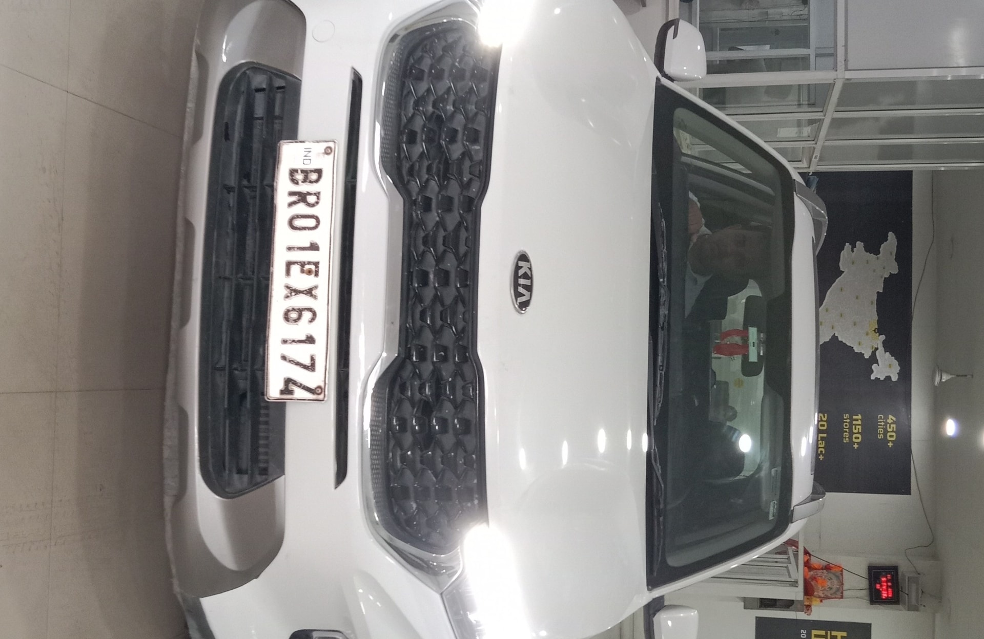 View 2020 Kia Sonet HTX Plus Diesel Dual Tone Image 2 Used 2020 Kia Sonet HTX Plus Diesel Dual Tone Image 2