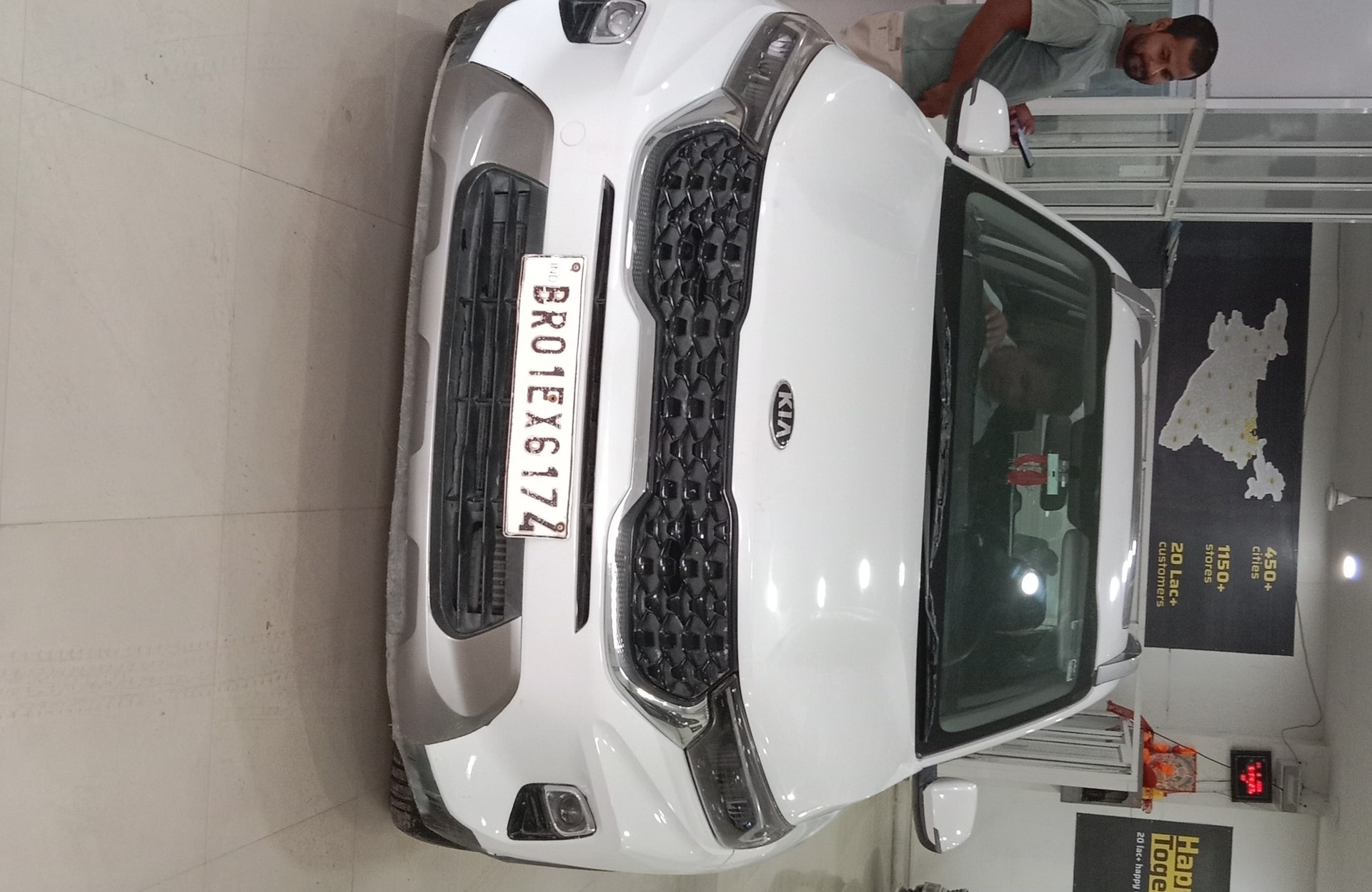 View 2020 Kia Sonet HTX Plus Diesel Dual Tone Image 1 Used 2020 Kia Sonet HTX Plus Diesel Dual Tone Image 1