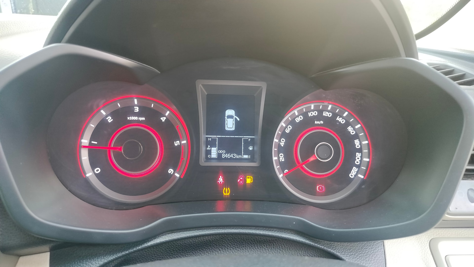 View 2019 Mahindra XUV300 W8 (O) Diesel BS IV Image 7 Used 2019 Mahindra XUV300 W8 (O) Diesel BS IV Image 7