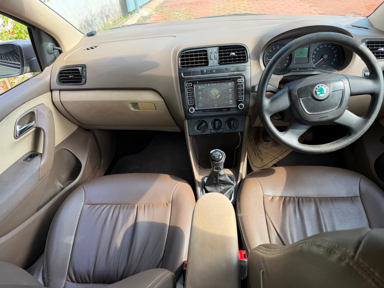 View 2012 Skoda Rapid Ambition 1.6 TDI CR MT Image 3 Used 2012 Skoda Rapid Ambition 1.6 TDI CR MT Image 3