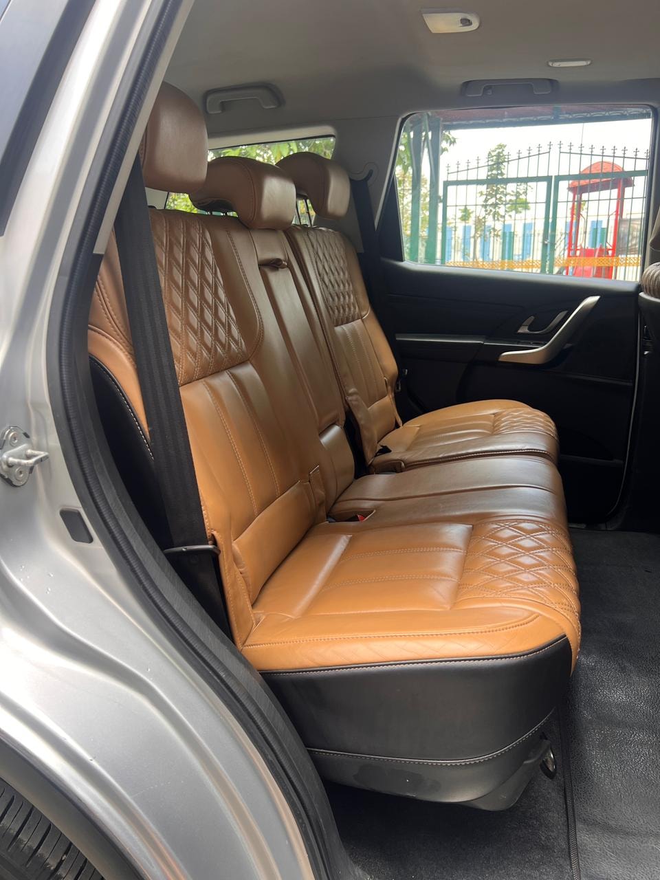 View 2018 Mahindra XUV500 W11 AT Image 8 Used 2018 Mahindra XUV500 W11 AT Image 8