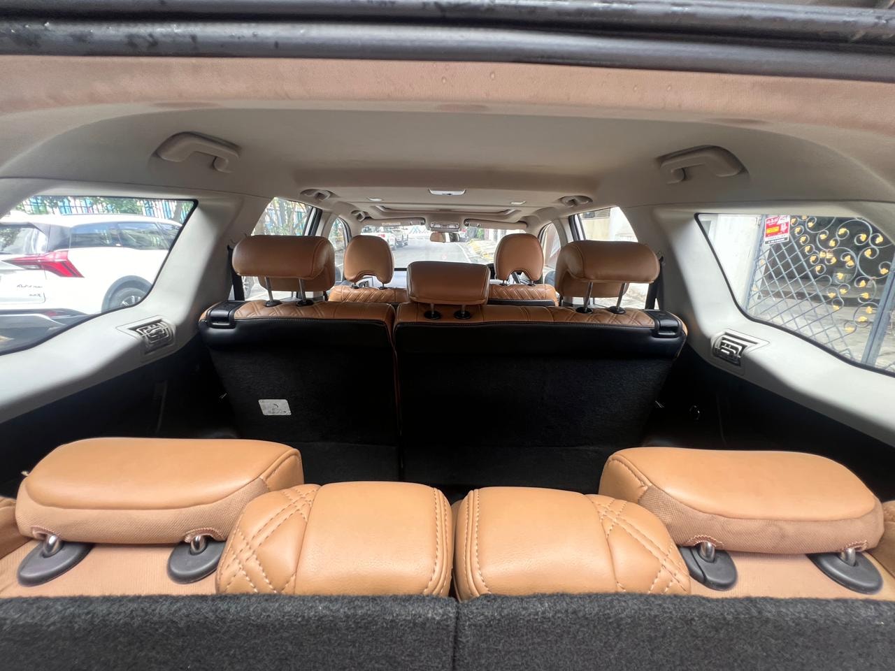 View 2018 Mahindra XUV500 W11 AT Image 7 Used 2018 Mahindra XUV500 W11 AT Image 7