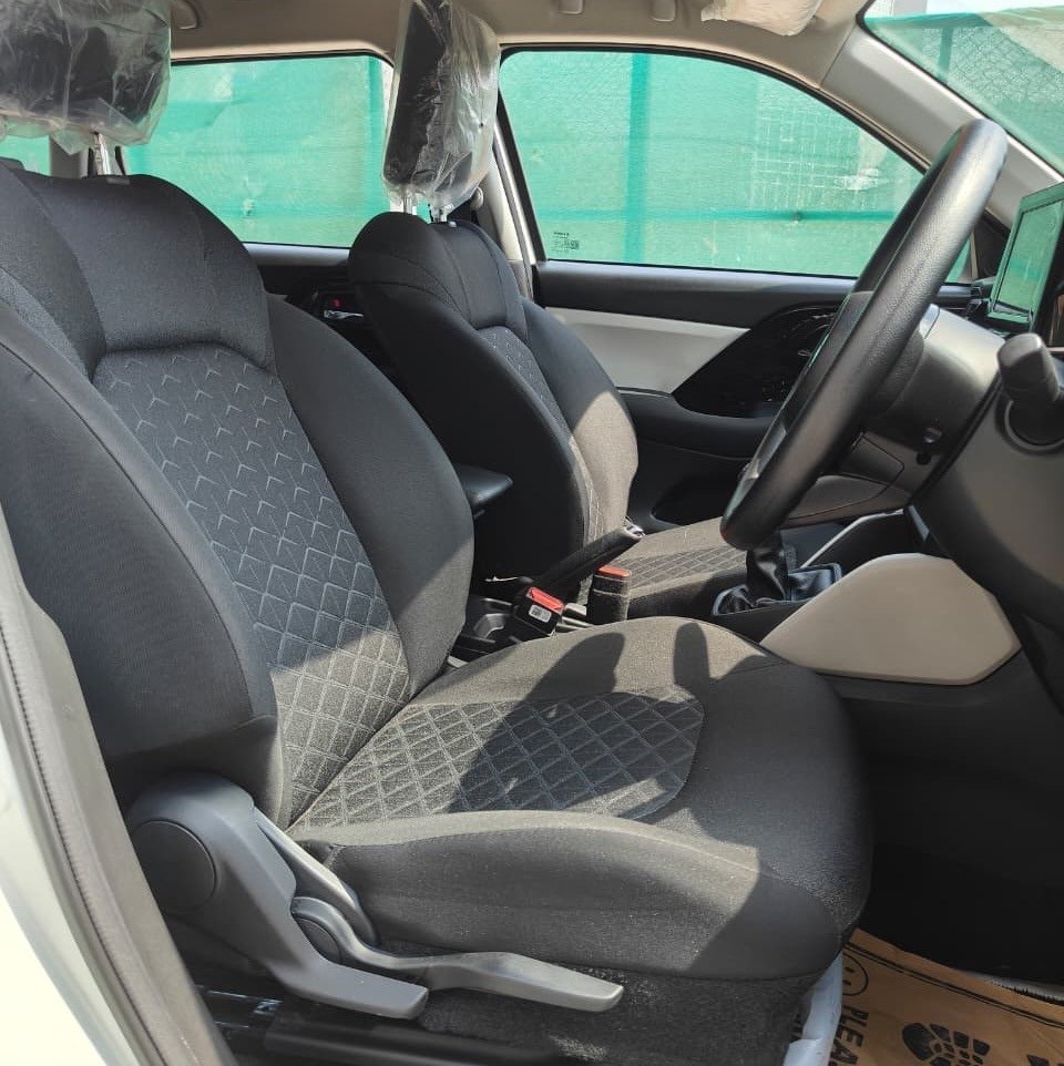 View 2025 Maruti Suzuki Victoris VXi MT Image 3 Used 2025 Maruti Suzuki Victoris VXi MT Image 3