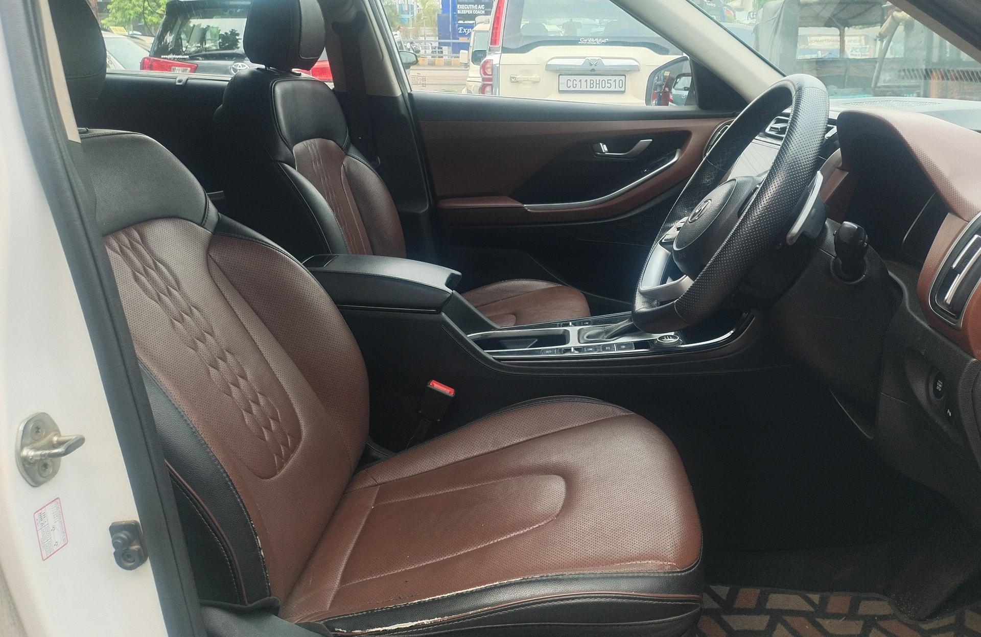 View 2022 Hyundai Alcazar Signature (O) 7 Seater AT Diesel Image 3 Used 2022 Hyundai Alcazar Signature (O) 7 Seater AT Diesel Image 3