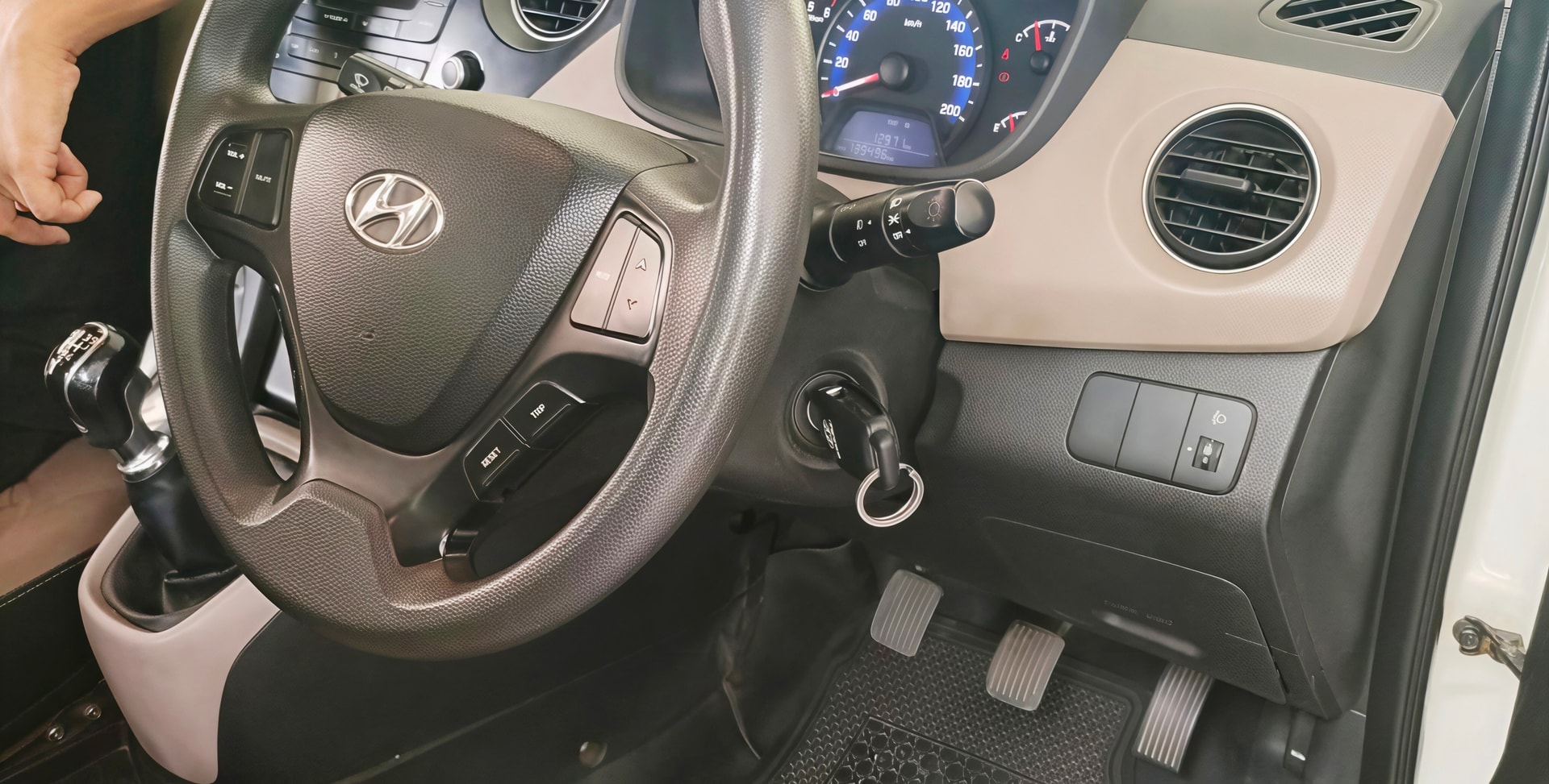 View 2014 Hyundai Xcent S Diesel (O) Image 8 Used 2014 Hyundai Xcent S Diesel (O) Image 8