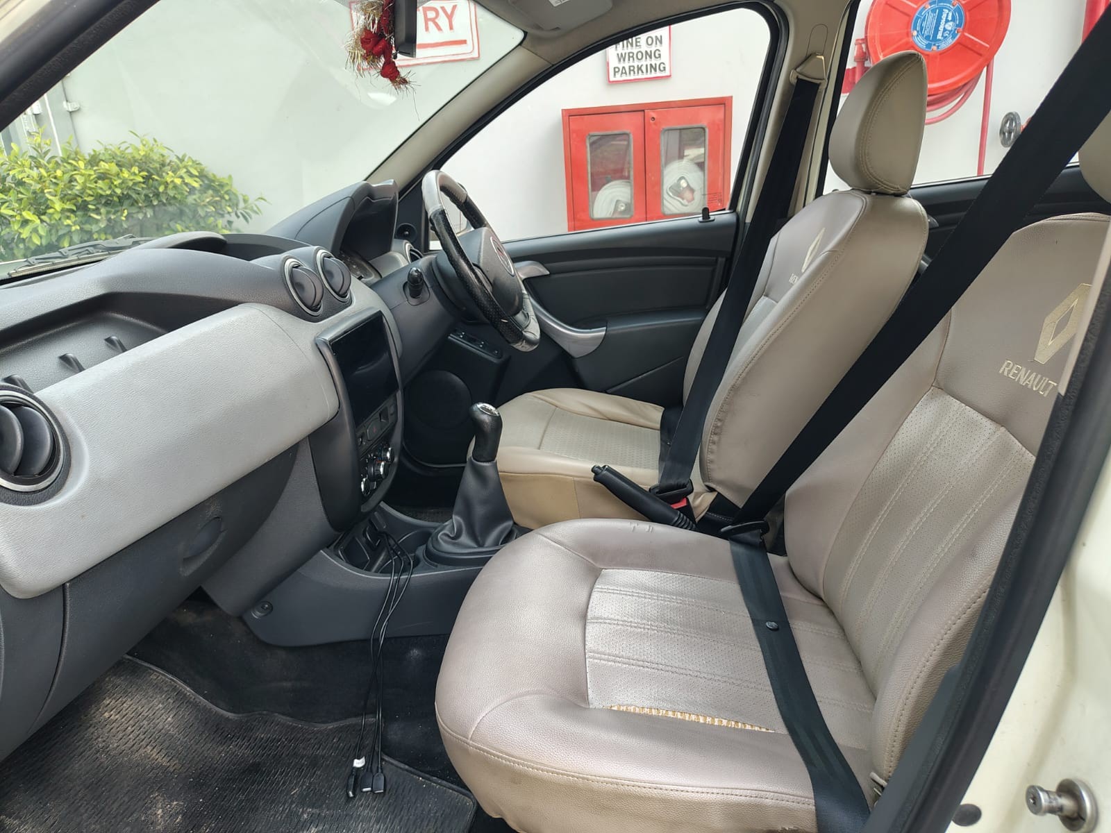 View 2013 Renault Duster Petrol RXE BS IV Image 13 Used 2013 Renault Duster Petrol RXE BS IV Image 13