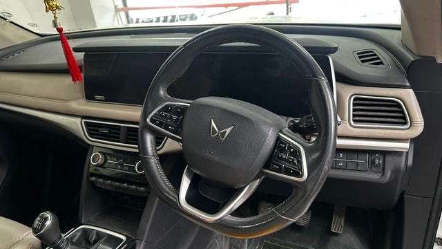 View Mahindra XUV700 Image 11 Used Mahindra XUV700 Image 11