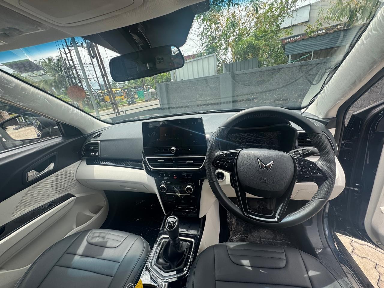 View 2025 Mahindra XUV 3XO AX5 1.2 L TCMPFi Image 9 Used 2025 Mahindra XUV 3XO AX5 1.2 L TCMPFi Image 9
