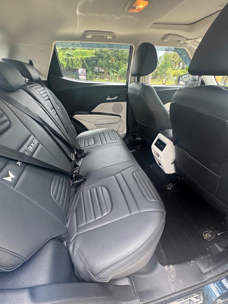 View 2025 Mahindra XUV 3XO AX5 1.2 L TCMPFi Image 5 Used 2025 Mahindra XUV 3XO AX5 1.2 L TCMPFi Image 5
