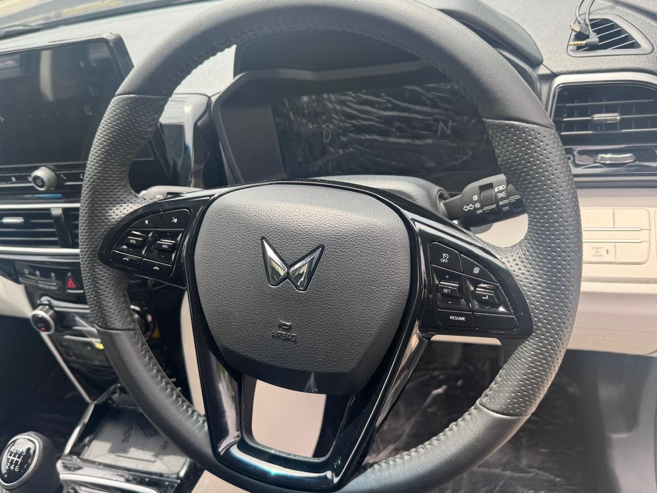 View 2025 Mahindra XUV 3XO AX5 1.2 L TCMPFi Image 10 Used 2025 Mahindra XUV 3XO AX5 1.2 L TCMPFi Image 10