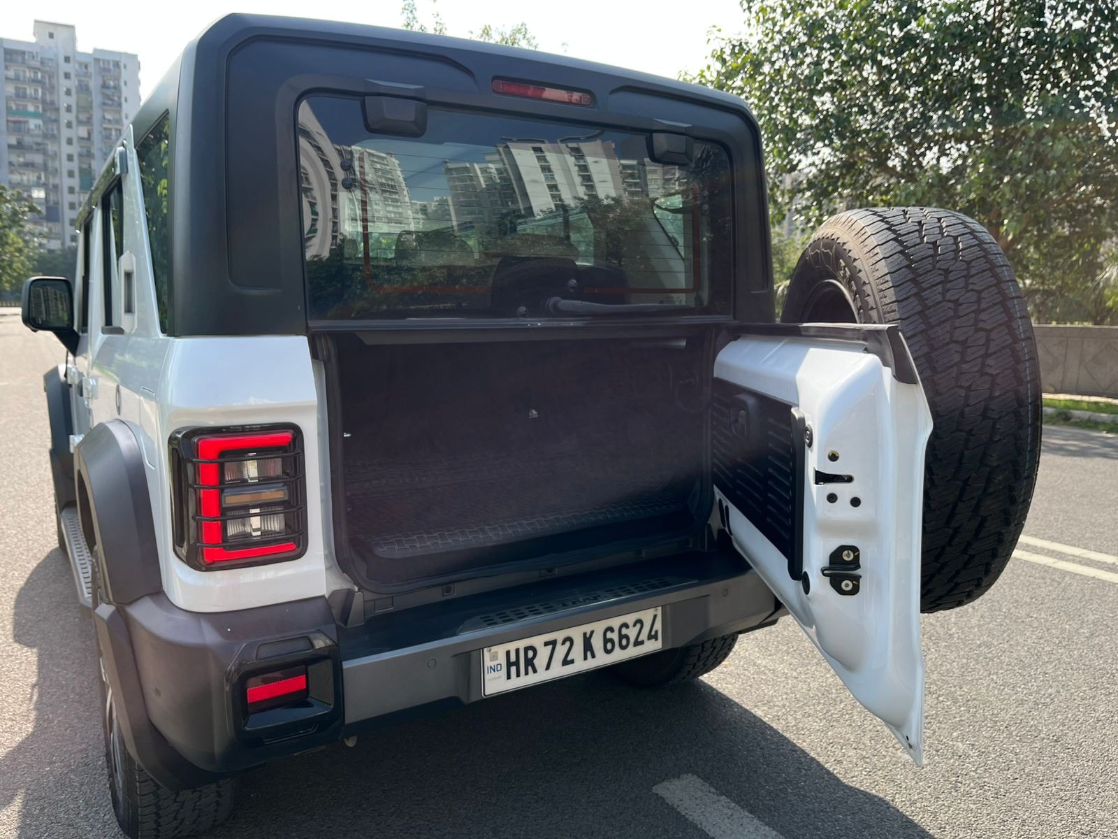 View 2025 Mahindra Thar Roxx AX7L Diesel 2WD AT Image 4 Used 2025 Mahindra Thar Roxx AX7L Diesel 2WD AT Image 4