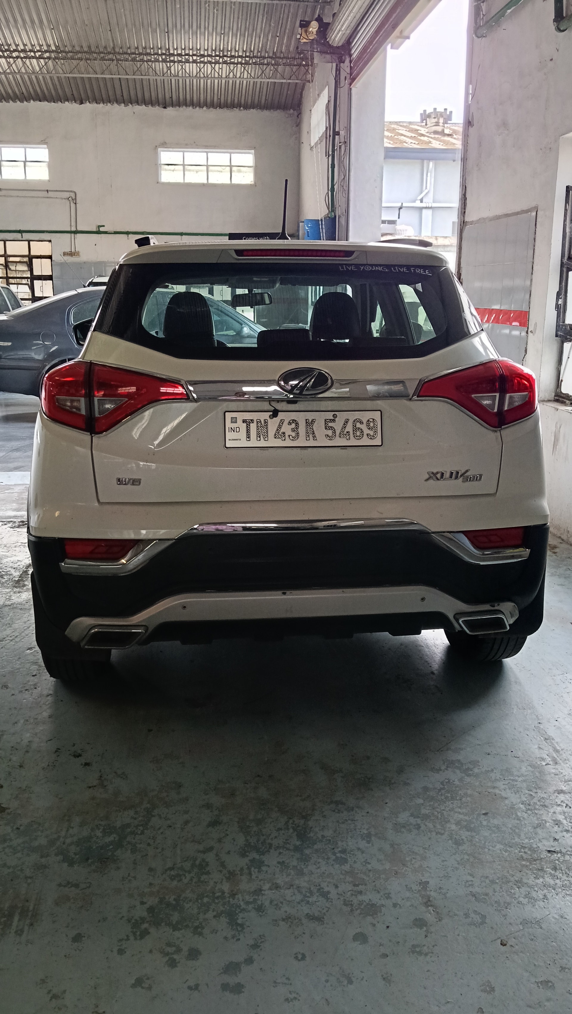 View 2019 Mahindra XUV300 W6 Diesel BS IV Image 3 Used 2019 Mahindra XUV300 W6 Diesel BS IV Image 3