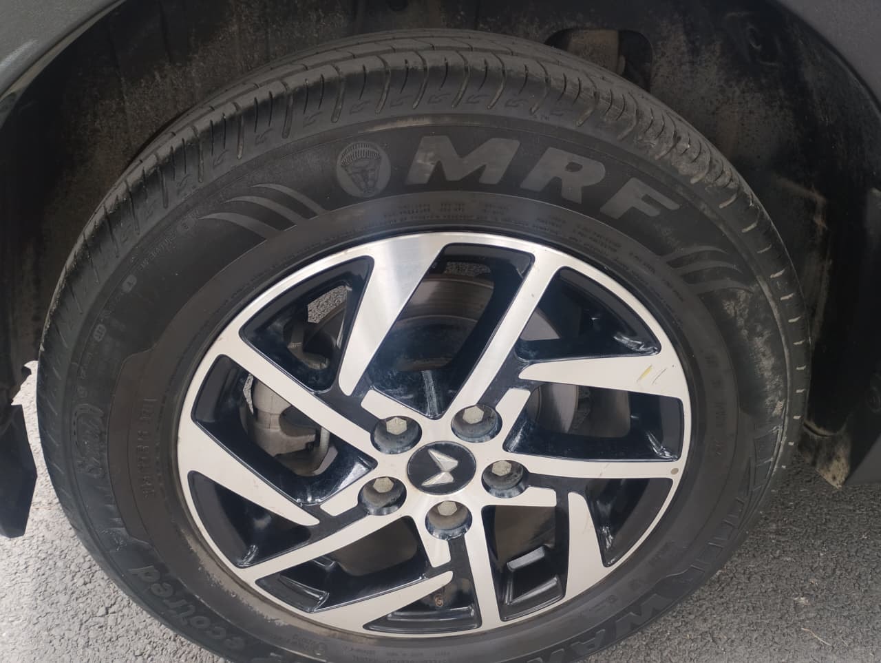 View 2024 Mahindra XUV 3XO AX5 1.2 L TCMPFi AT Image 16 Used 2024 Mahindra XUV 3XO AX5 1.2 L TCMPFi AT Image 16