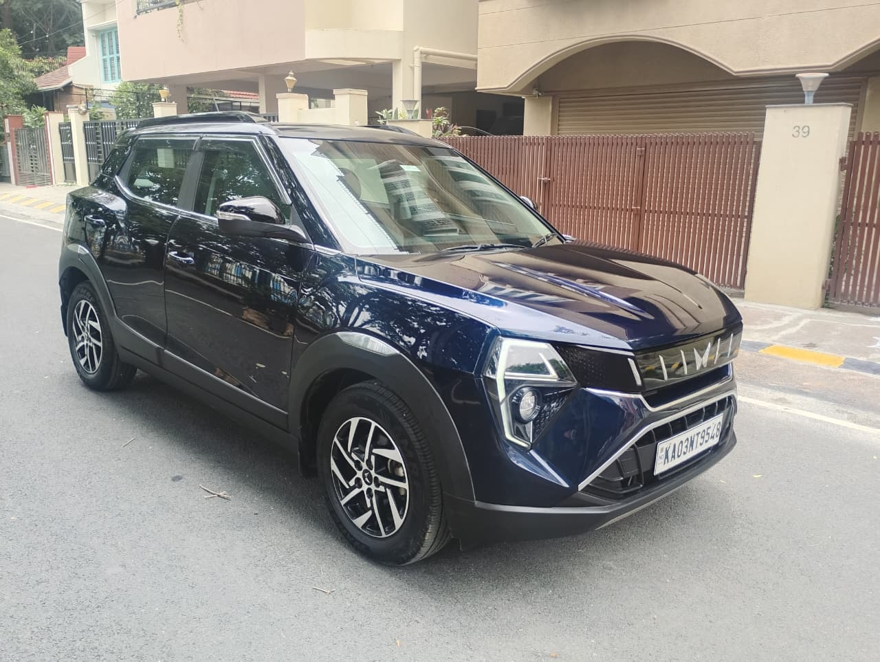 View 2024 Mahindra XUV 3XO AX5 1.2 L TCMPFi AT Image 12 Used 2024 Mahindra XUV 3XO AX5 1.2 L TCMPFi AT Image 12