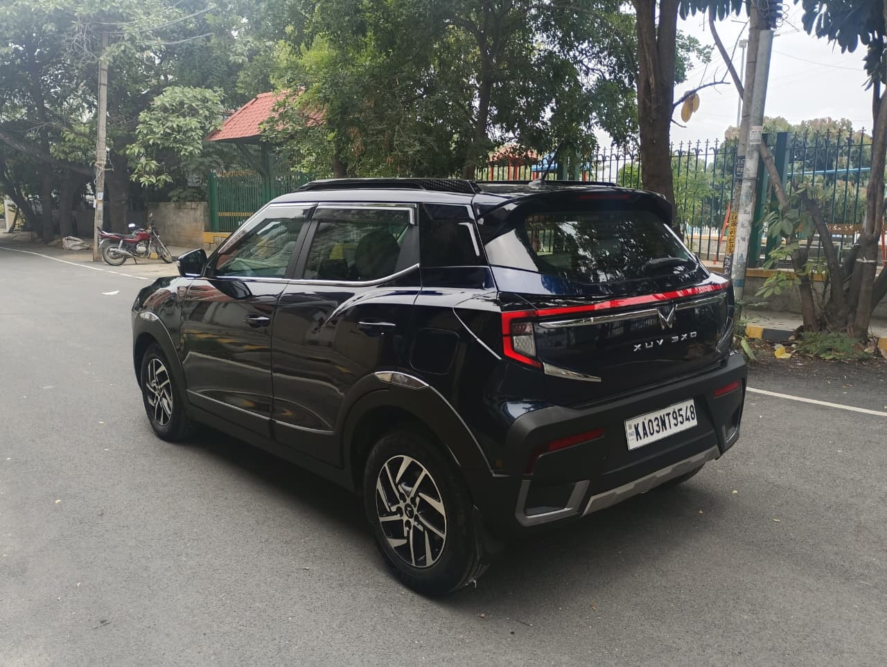 View 2024 Mahindra XUV 3XO AX5 1.2 L TCMPFi AT Image 10 Used 2024 Mahindra XUV 3XO AX5 1.2 L TCMPFi AT Image 10