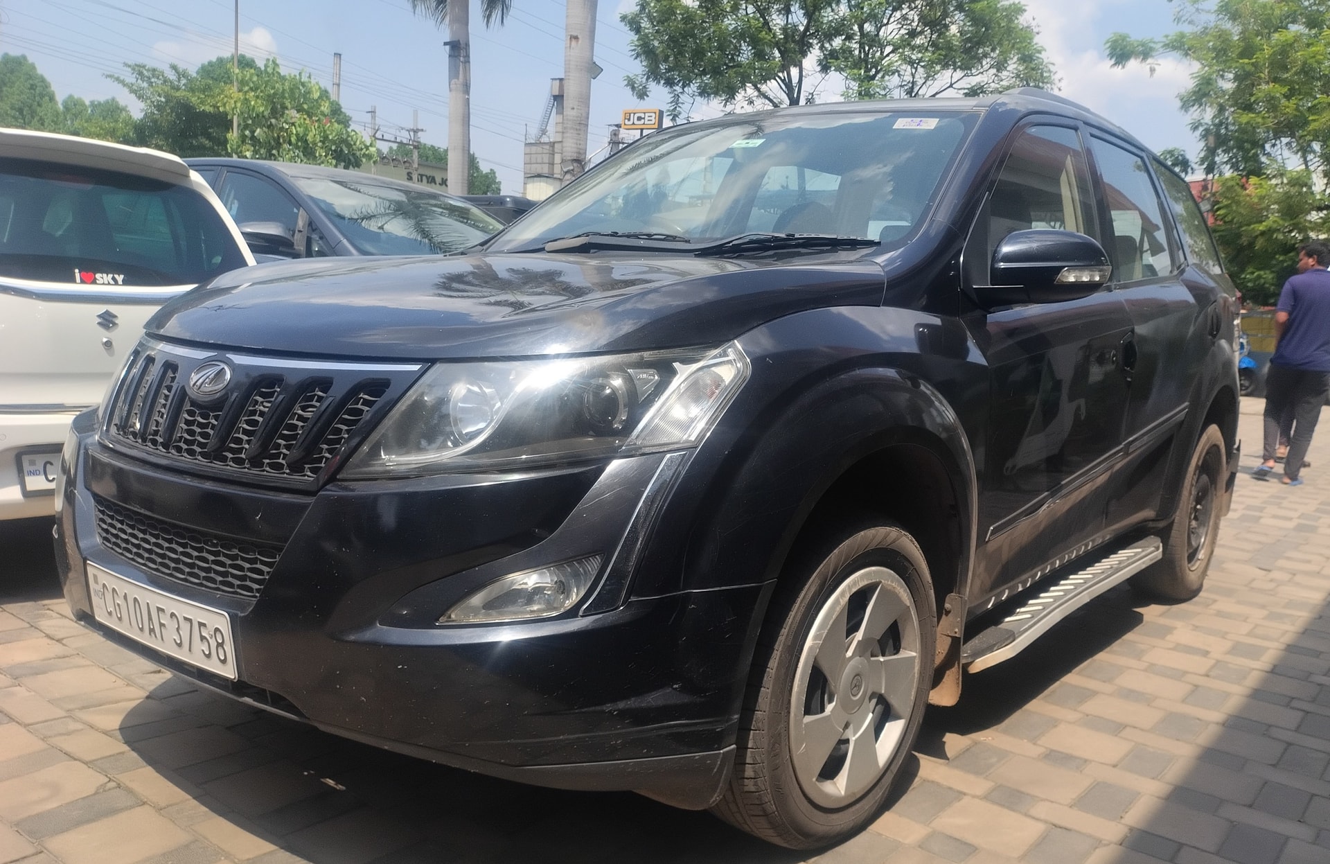 View 2017 Mahindra XUV500 W4 FWD Image 1 Used 2017 Mahindra XUV500 W4 FWD Image 1