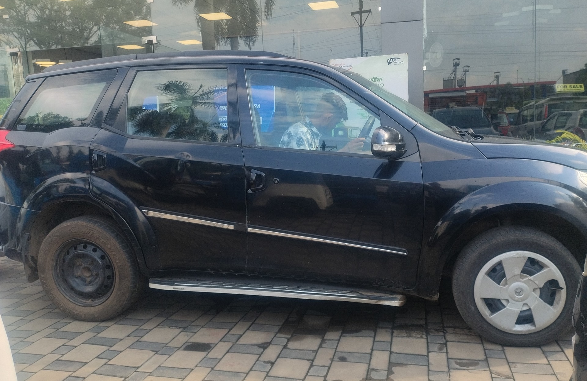 View 2017 Mahindra XUV500 W4 FWD Image 8 Used 2017 Mahindra XUV500 W4 FWD Image 8