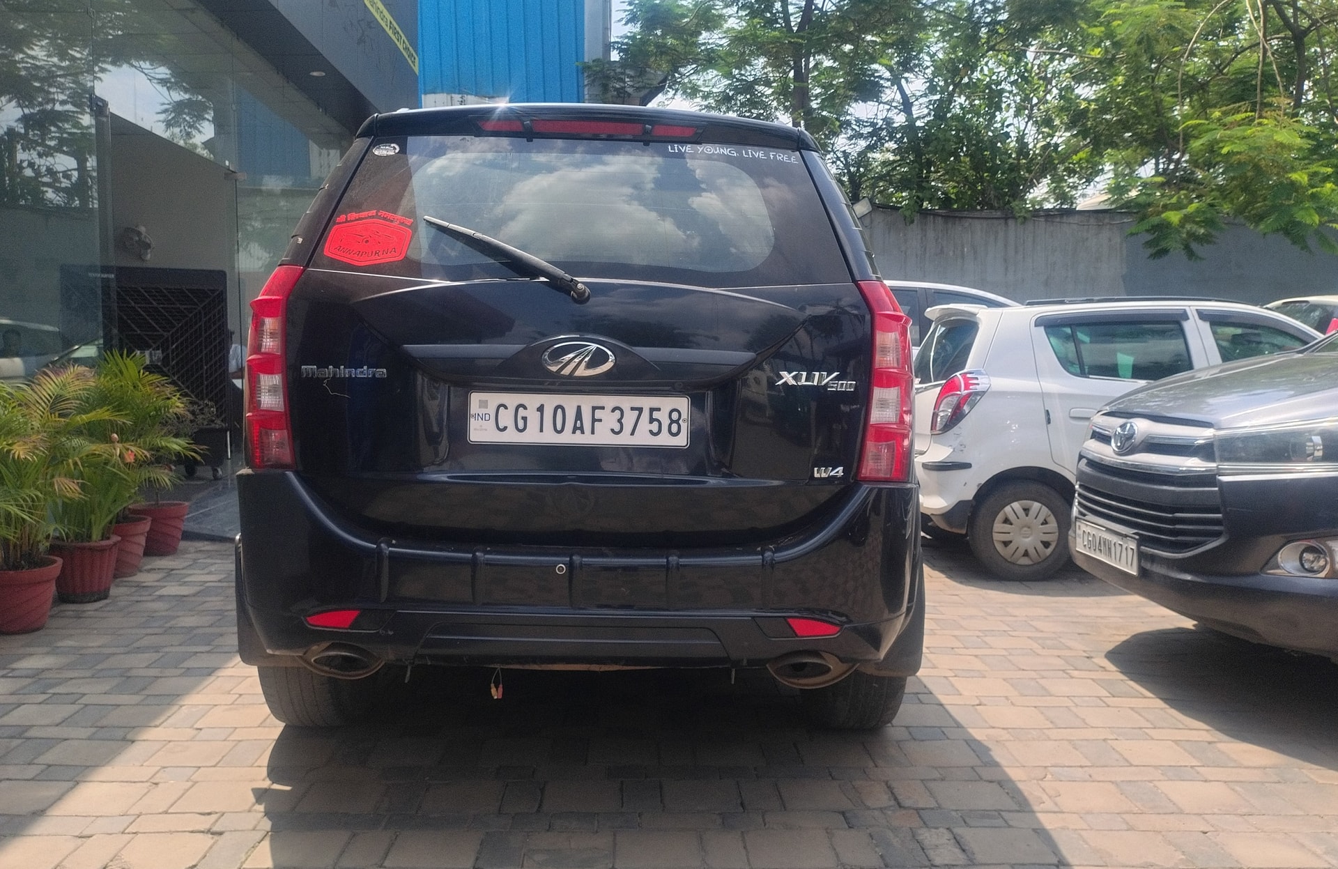 View 2017 Mahindra XUV500 W4 FWD Image 4 Used 2017 Mahindra XUV500 W4 FWD Image 4