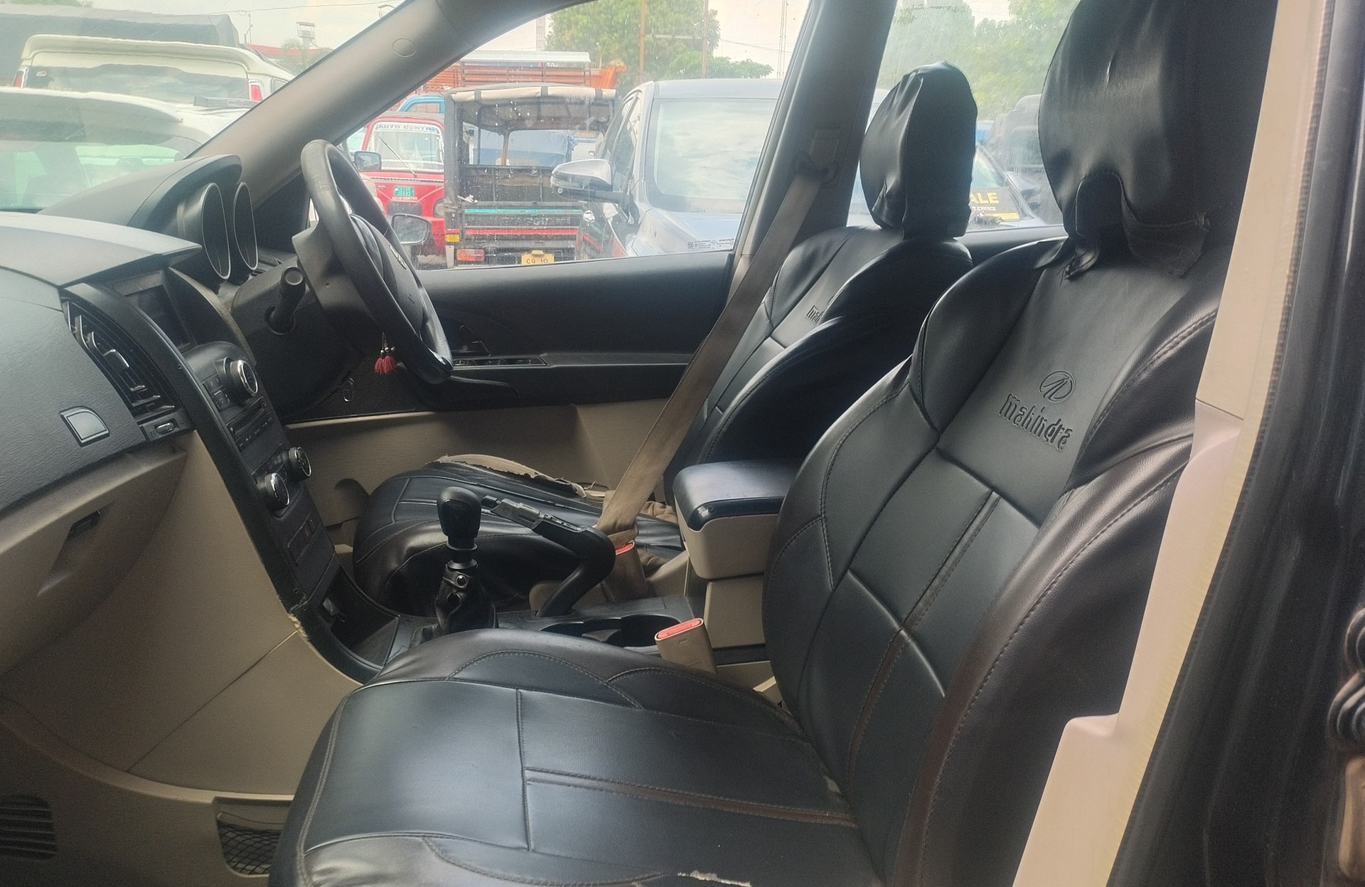 View 2017 Mahindra XUV500 W4 FWD Image 13 Used 2017 Mahindra XUV500 W4 FWD Image 13