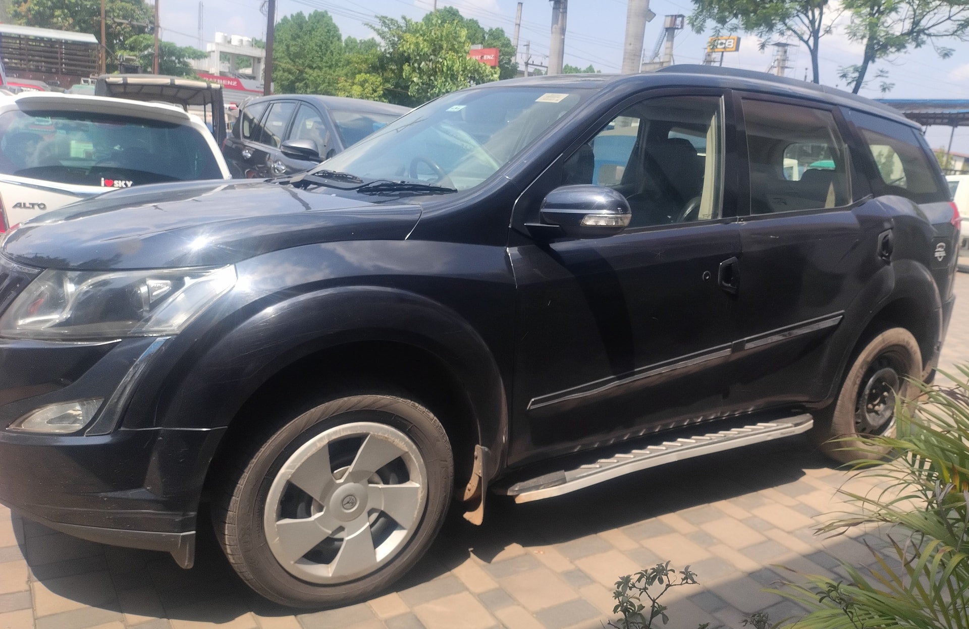 View 2017 Mahindra XUV500 W4 FWD Image 6 Used 2017 Mahindra XUV500 W4 FWD Image 6