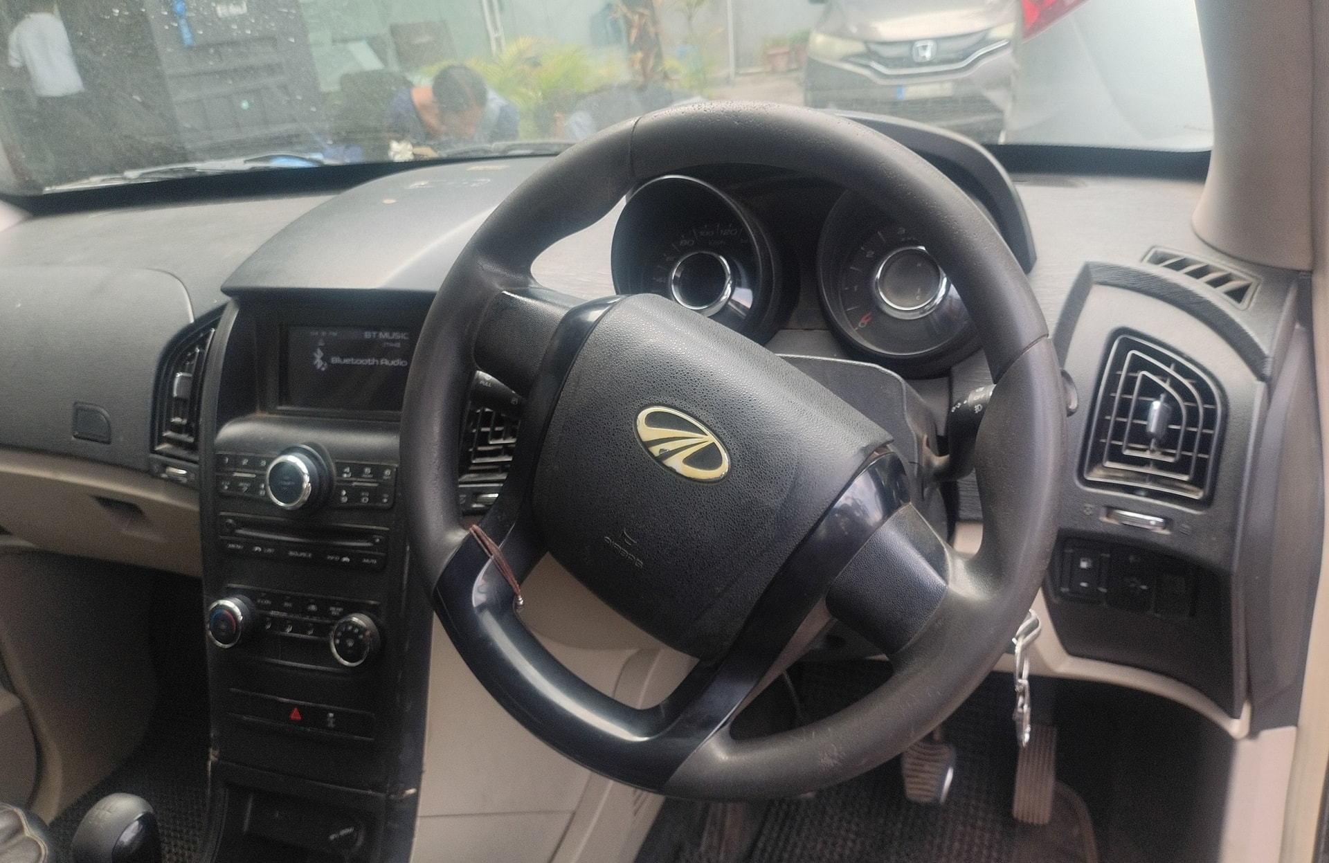 View 2017 Mahindra XUV500 W4 FWD Image 11 Used 2017 Mahindra XUV500 W4 FWD Image 11