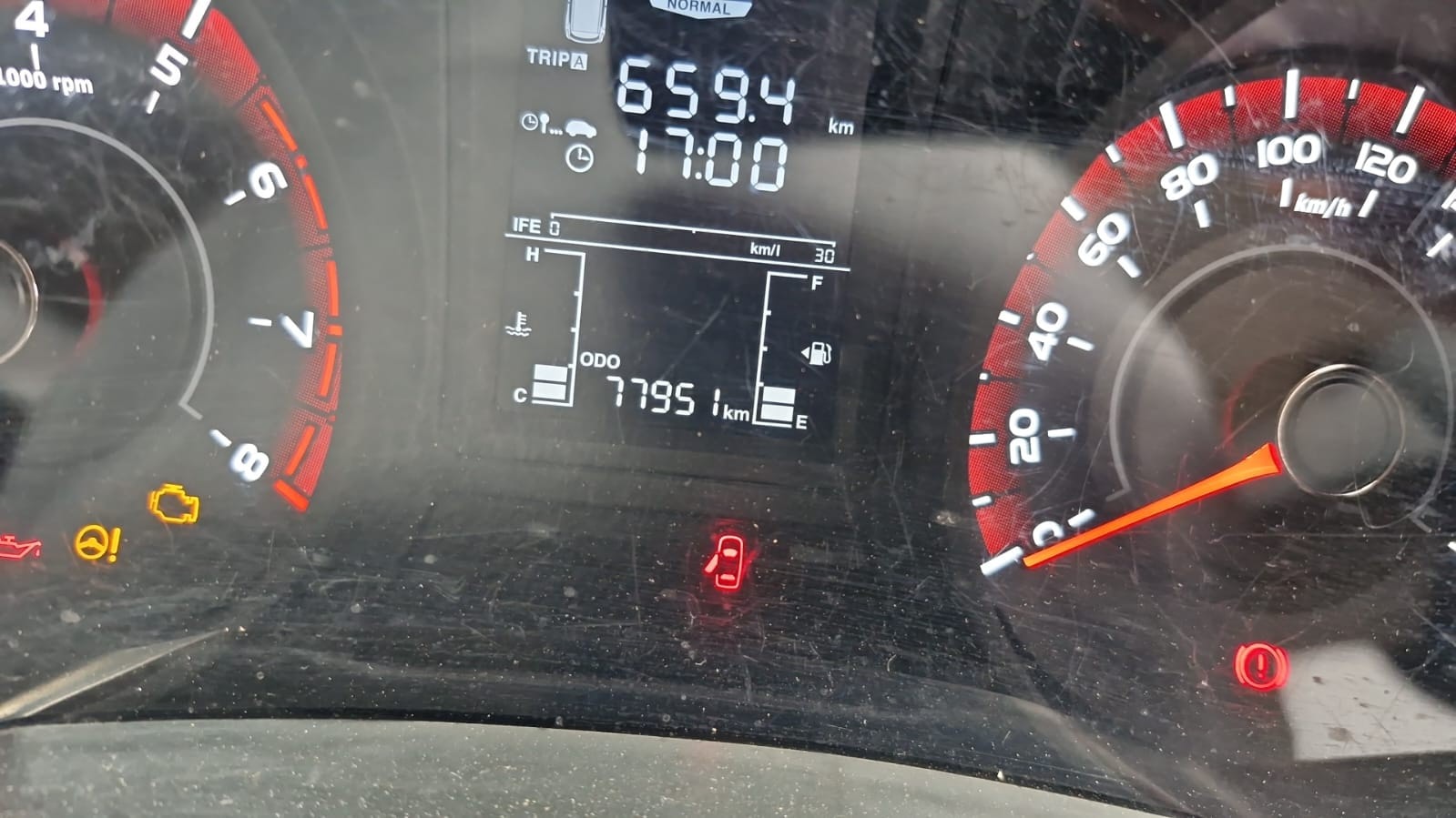 View 2023 Mahindra XUV300 W6 Petrol Image 7 Used 2023 Mahindra XUV300 W6 Petrol Image 7
