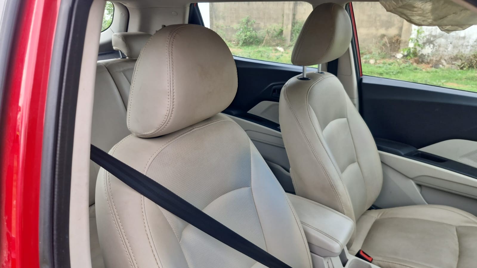 View 2023 Mahindra XUV300 W6 Petrol Image 13 Used 2023 Mahindra XUV300 W6 Petrol Image 13