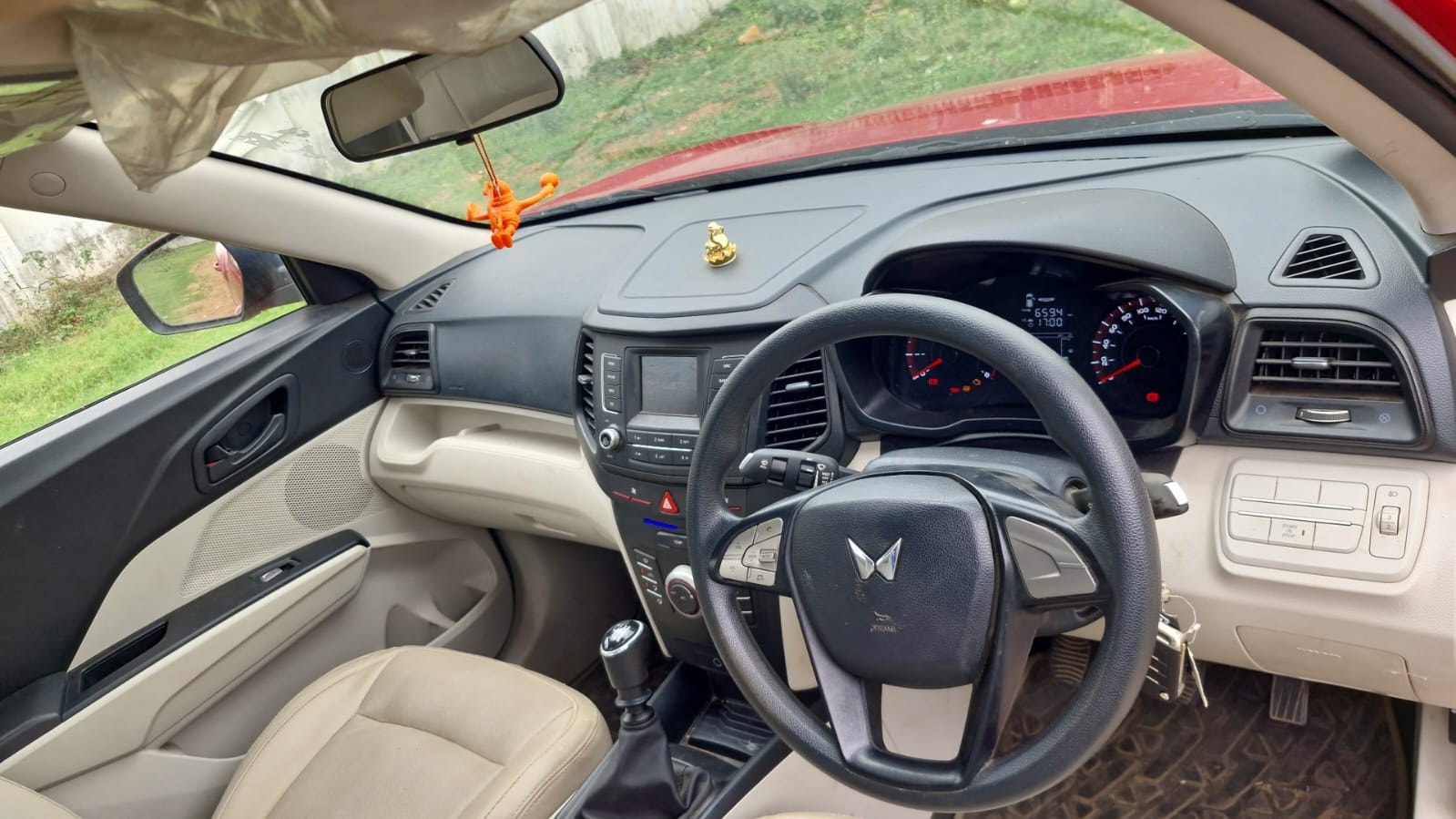 View 2023 Mahindra XUV300 W6 Petrol Image 9 Used 2023 Mahindra XUV300 W6 Petrol Image 9