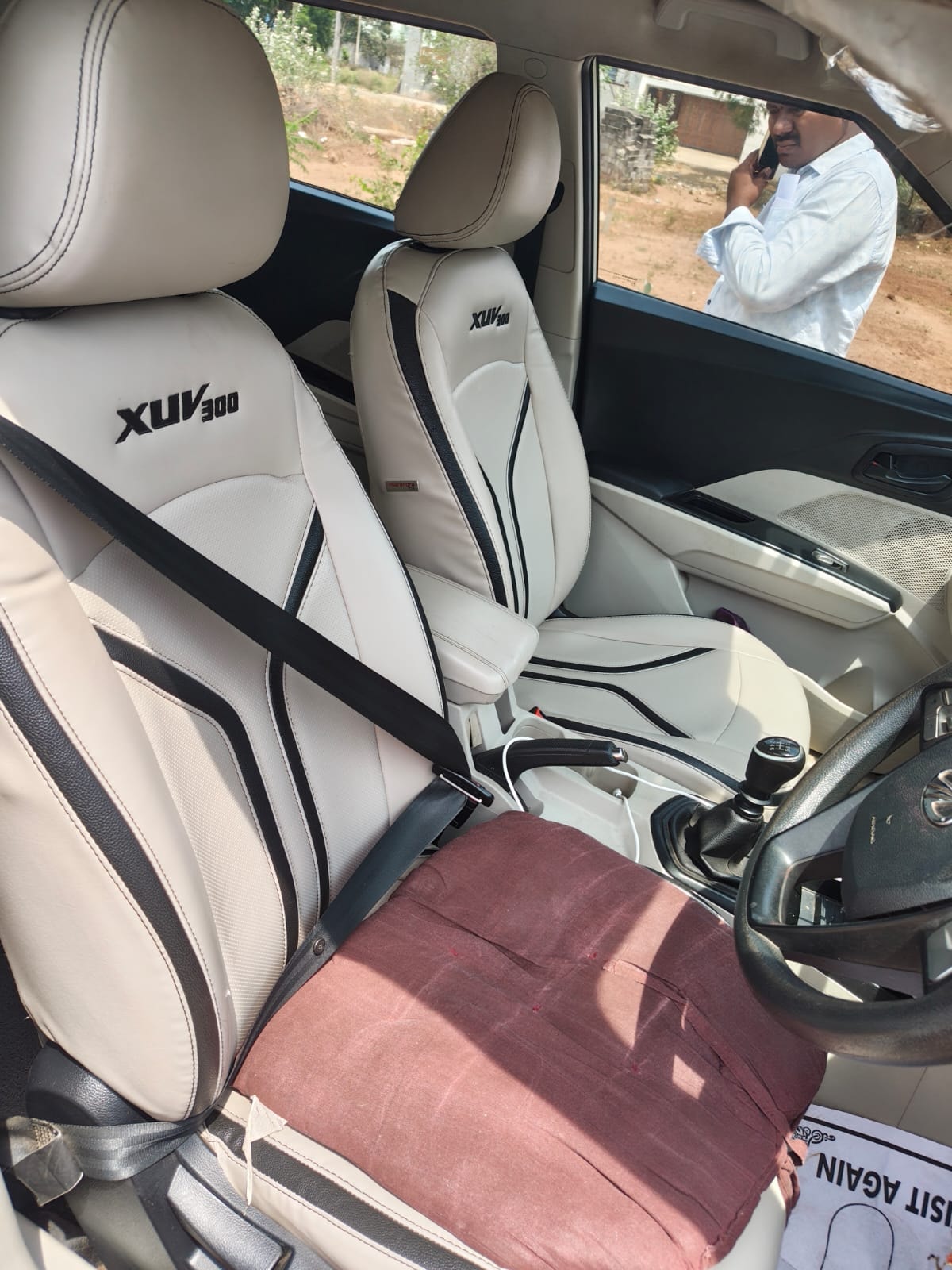 View 2020 Mahindra XUV300 W6 AMT Diesel Image 2 Used 2020 Mahindra XUV300 W6 AMT Diesel Image 2