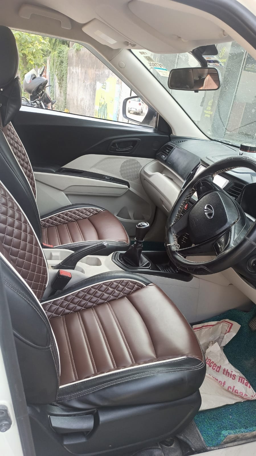 View 2022 Mahindra XUV300 W4 Petrol Image 3 Used 2022 Mahindra XUV300 W4 Petrol Image 3