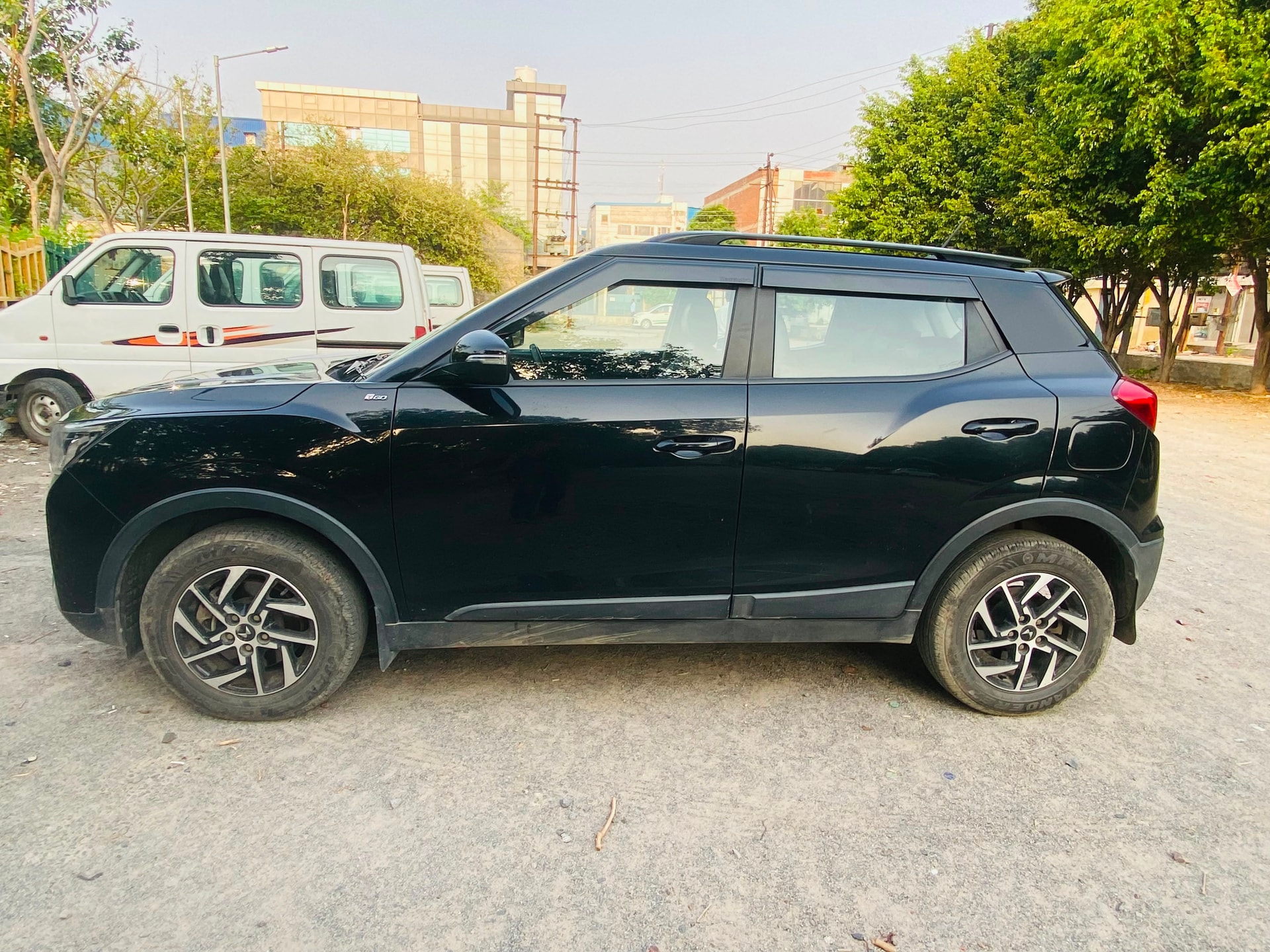 View 2023 Mahindra XUV300 W8 (O) Diesel Image 4 Used 2023 Mahindra XUV300 W8 (O) Diesel Image 4